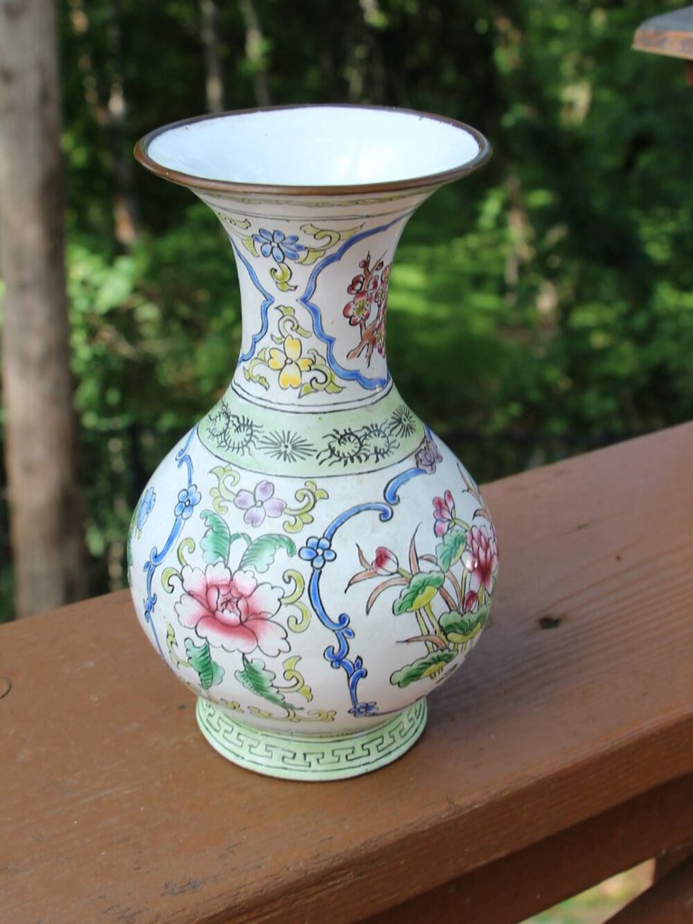 Vitnage enamel Vase